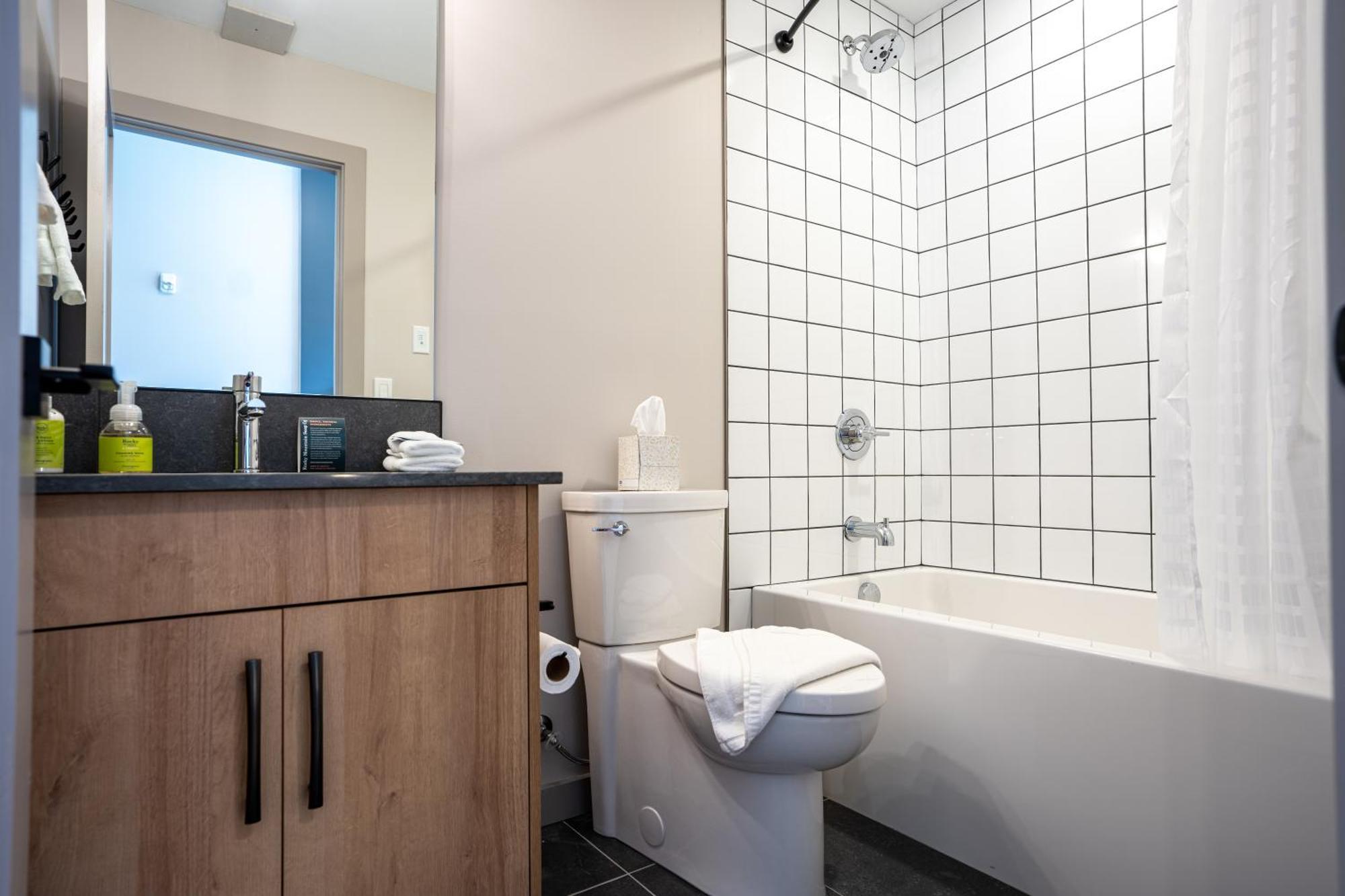 Basecamp Suites Revelstoke Bagian luar foto
