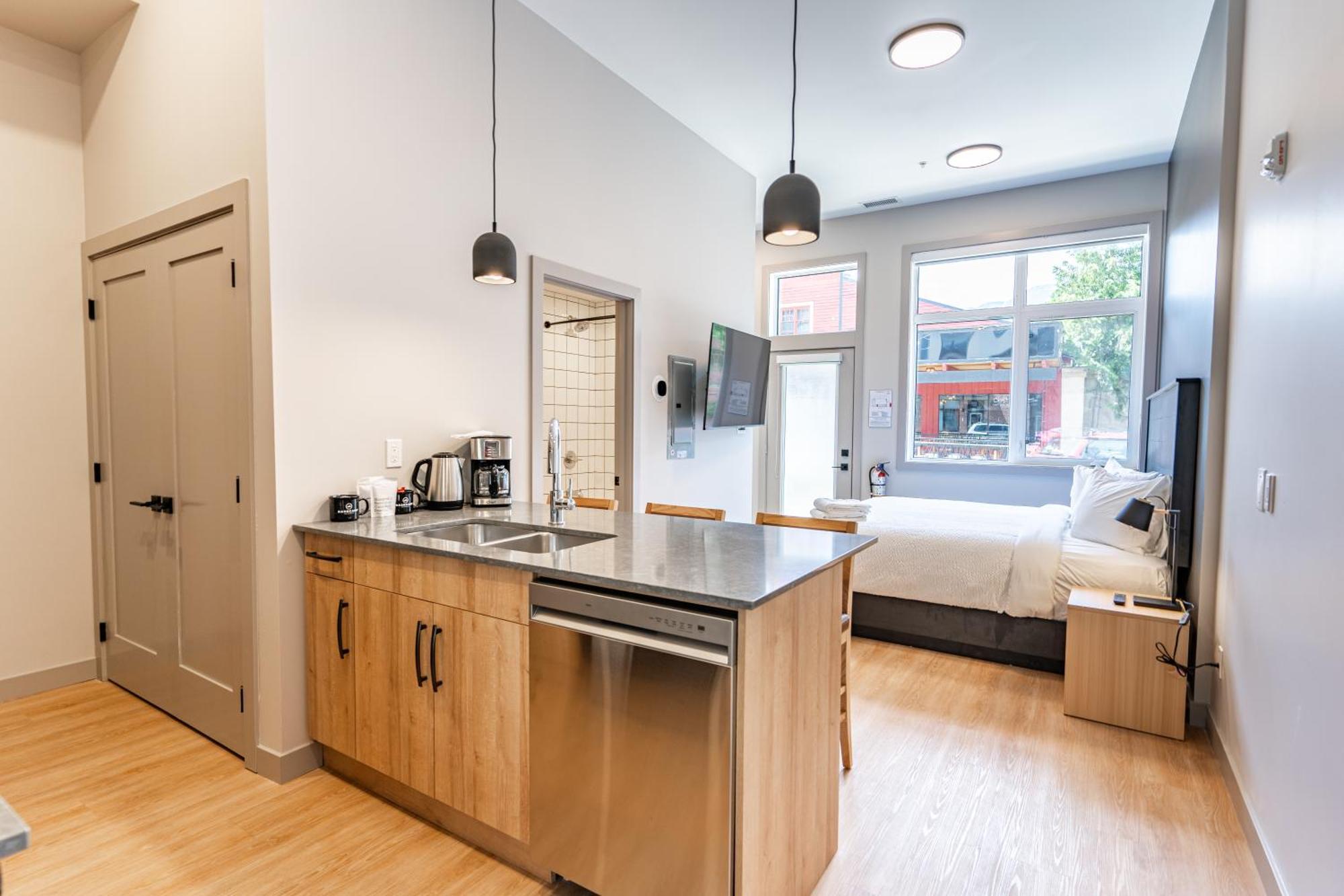 Basecamp Suites Revelstoke Bagian luar foto