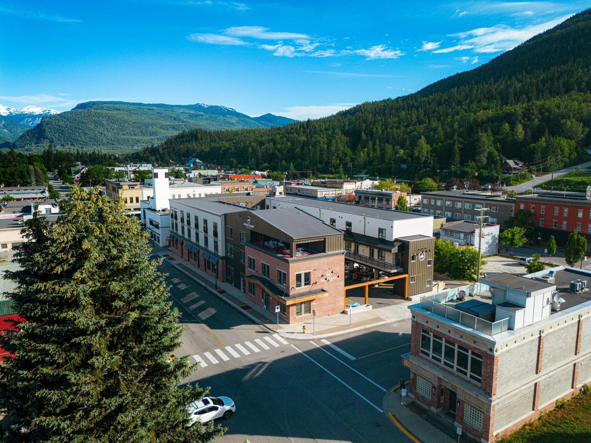 Basecamp Suites Revelstoke Bagian luar foto