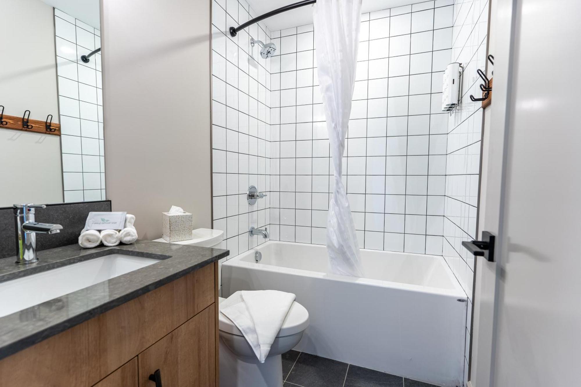 Basecamp Suites Revelstoke Bagian luar foto