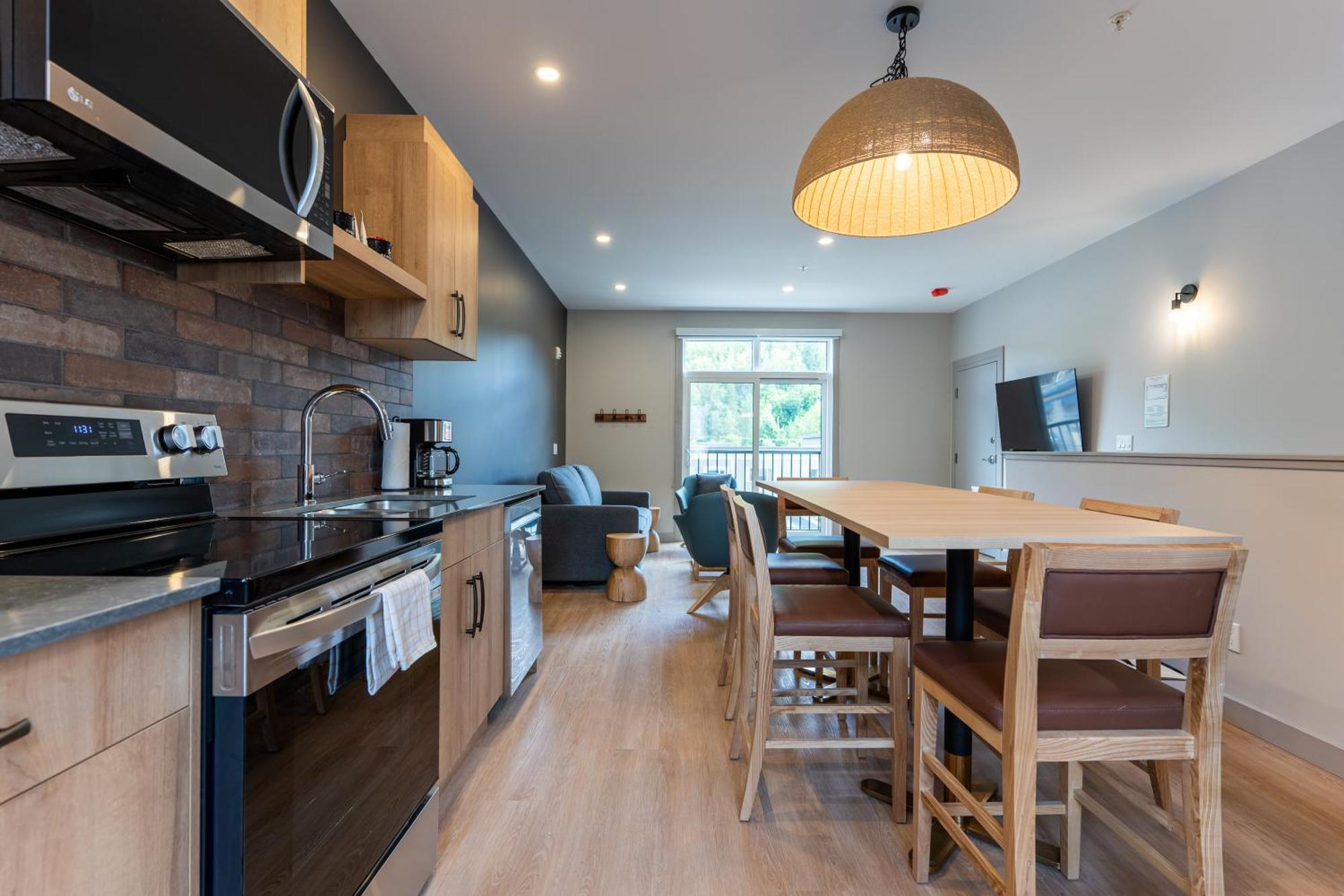 Basecamp Suites Revelstoke Bagian luar foto