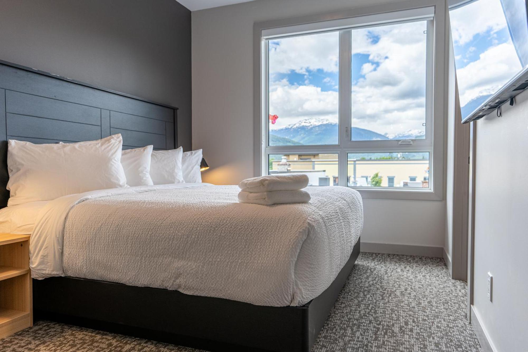 Basecamp Suites Revelstoke Bagian luar foto