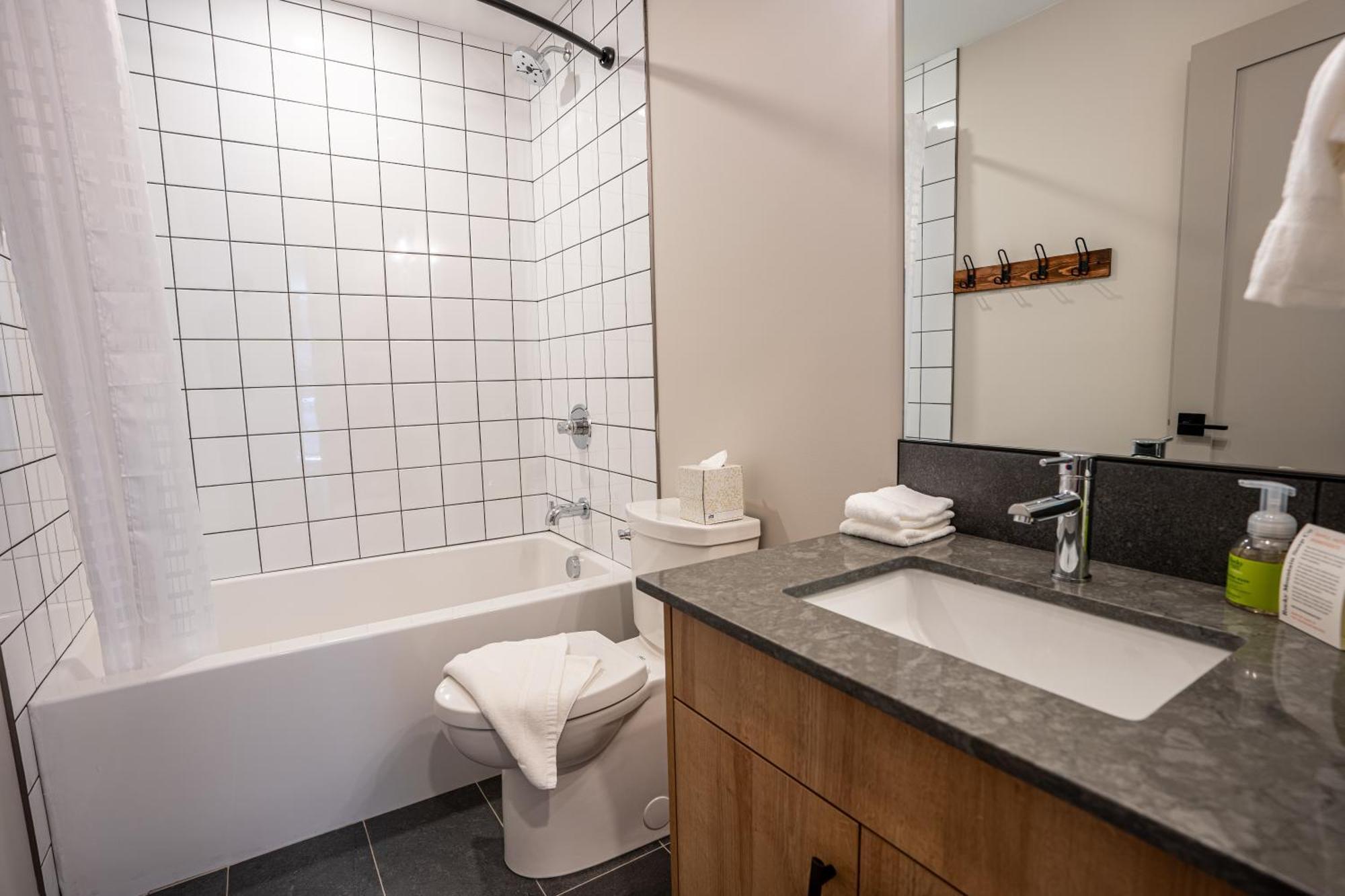 Basecamp Suites Revelstoke Bagian luar foto
