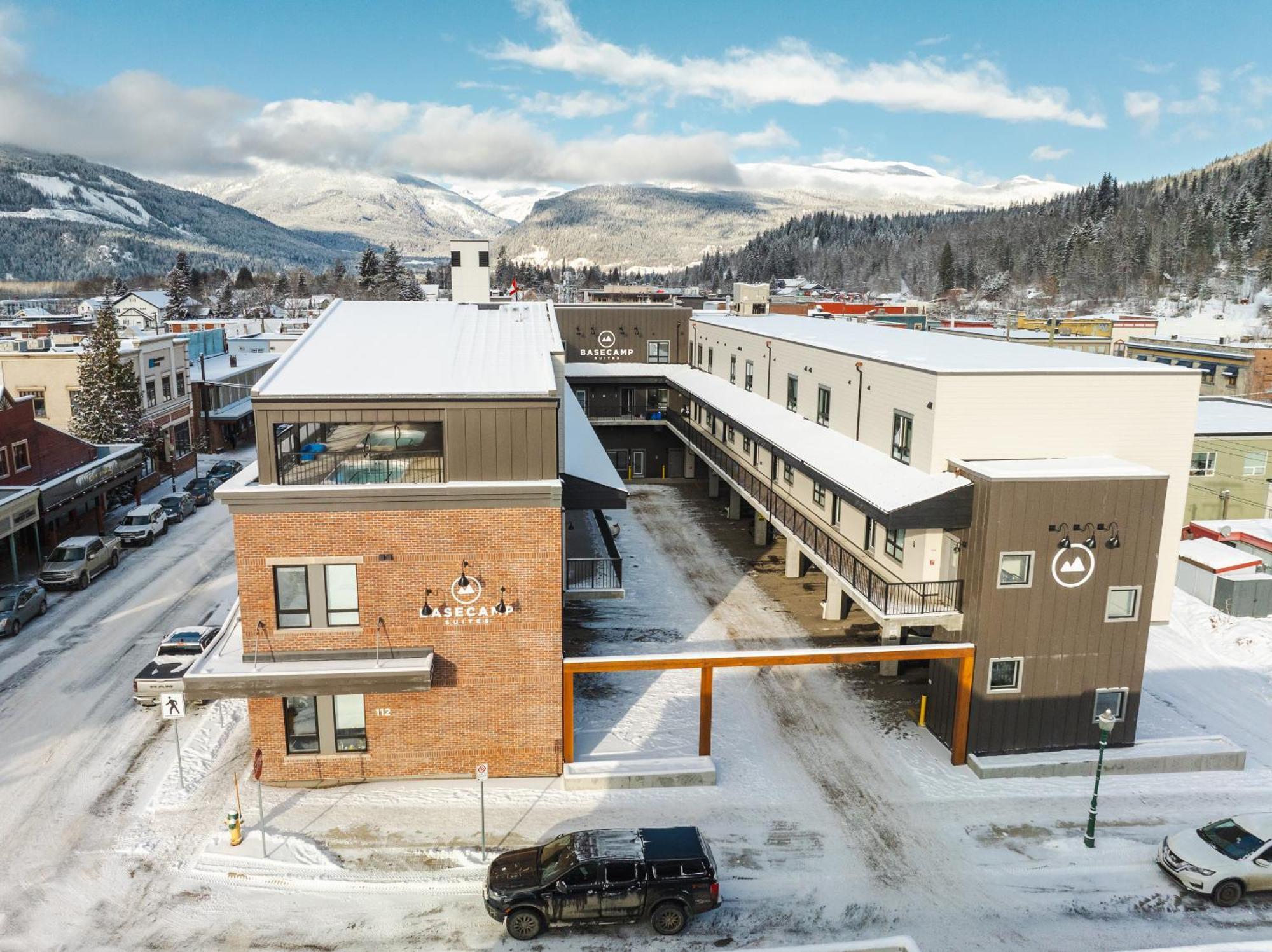Basecamp Suites Revelstoke Bagian luar foto